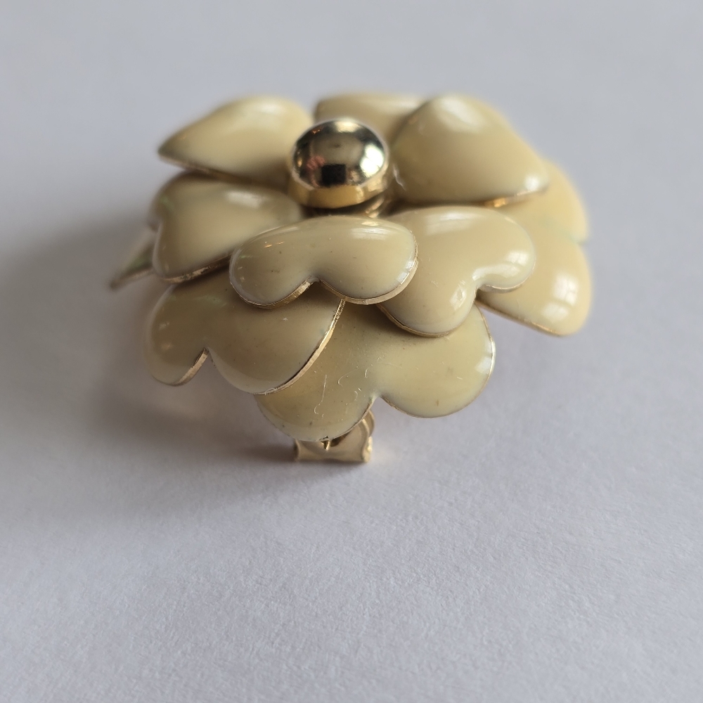 Vintage brooch flower cream colored enamel Gold tone floral pin - Picture 5 of 9